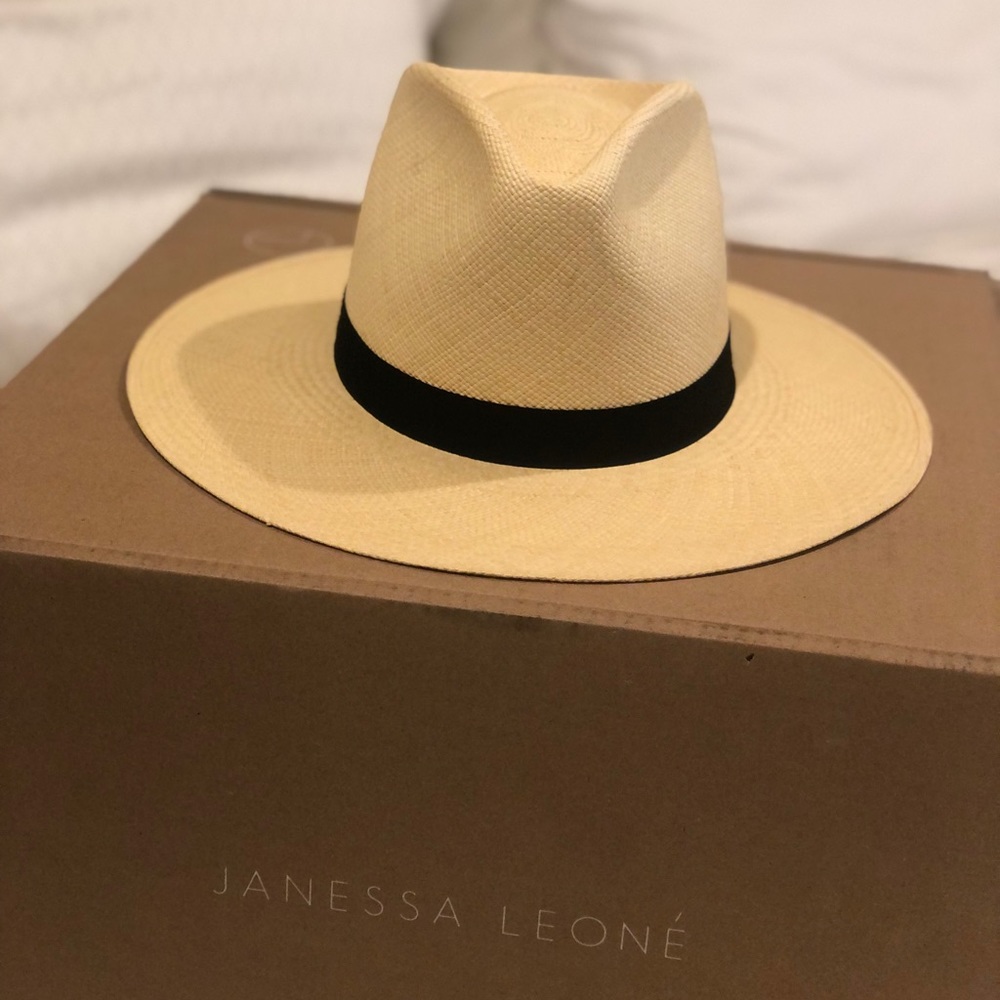 NWT, Vija. Retail $327.